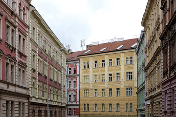 Fototapeta na wymiar Modernisierte Altbauhäuser in Prag Husitská