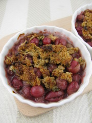 Frisch gebackener Stachelbeer crumble auf einem Holzbrett