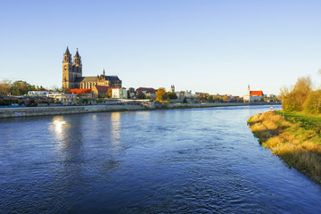 Fototapeta na wymiar Dom und Elbe in Magdeburg
