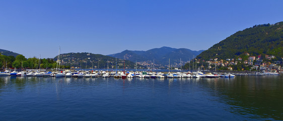 Fototapeta na wymiar Lago di Como a Como con Barche Lombardia Italia Europa Boats on Como Lake Lombardy Italy Europe