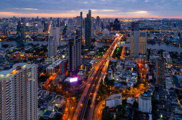 Obraz premium Bangkok Expressway and Highway top view during twilight time ,expressway is an important infrastructure for rush hour in Bangkok,Thailand