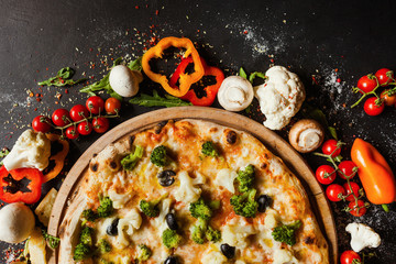 Pizza végétalienne au chou-fleur et au brocoli. Plat diététique avec beaucoup de protéines végétales pour un concept de nutrition saine