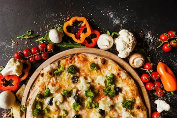 Crédence de cuisine en verre imprimé Pizzeria Pizza végétalienne au chou-fleur et au brocoli. Plat diététique avec beaucoup de protéines végétales pour un concept de nutrition saine