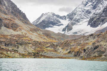 Obraz premium lake Kuiguk. Peaks of the Altai Mountains. Autumn landscape