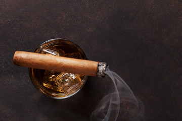 Whiskey with ice and cigar - obrazy, fototapety, plakaty