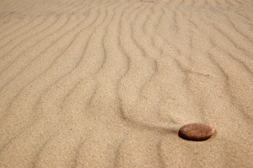 Fototapeta na wymiar Komień na piasku