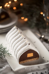 Délicieuse Bûche de Noël glacée au chocolat et insert au fruit - 185027848