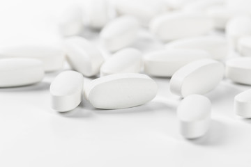 Fototapeta na wymiar pills isolated on white