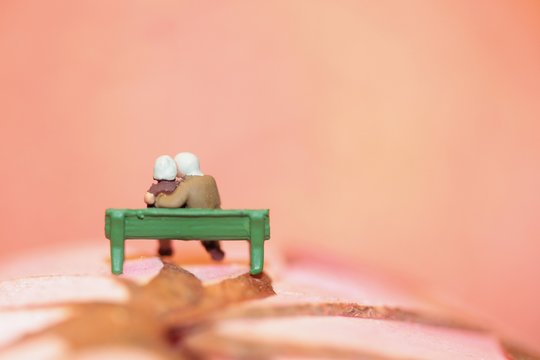 coppia di anziani innamorati su una panchina in miniatura