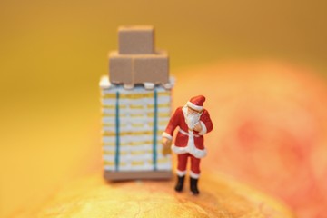 miniatura di Babbo Natale davanti ad un pancake di pacchi