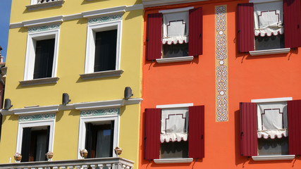 Case colorate nelle strade di Carole nella laguna di Venezia