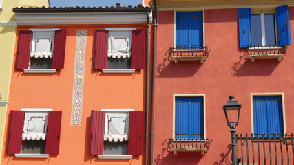 Case colorate nelle strade di Carole nella laguna di Venezia