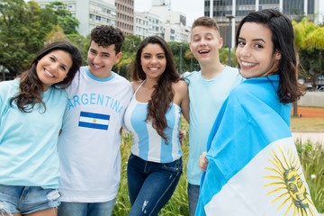 Schöne Argentinierin mit Fahne und anderen Fans © Daniel Ernst