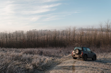 Obraz premium jeep in nature frozen winter scenic landscape