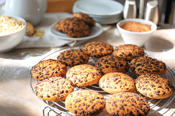 Cooling rack with chocolate chip oatmeal cookies on table