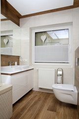 A small cosy bathroom .