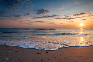 Fototapeta na wymiar Beautiful tropical sunrise on the beach
