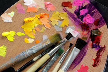 Obraz premium artists paint brushes on wooden palette