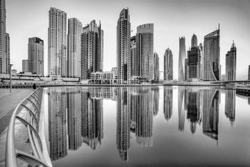 Naklejka premium Dubai skyline o zmierzchu