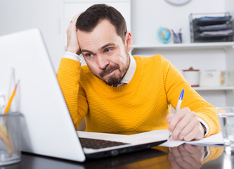 Obraz premium Man makes important documents