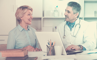 Obraz premium Mature woman visits doctor