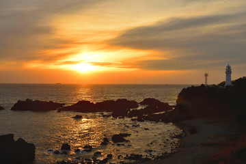 Obraz premium 太平洋に沈む夕日と潮岬灯台のコラボ情景