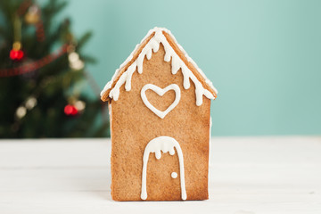 Obraz na płótnie Canvas Little gingerbread house with glaze standing on table