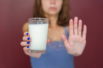 Ótimo conceito de intolerância a lactose, leite. Jovem mulher negando copo de leite. - 185064670