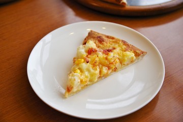 皿の上の焼きたてのピザ