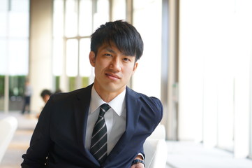 見下す表情のビジネスマン