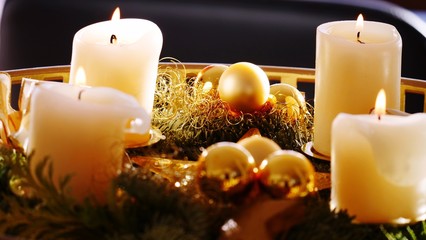 Adventskranz mit vier brennenden Kerzen total 