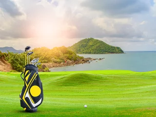 Photo sur Plexiglas Golf équipement de golf sur green et trou en arrière-plan.