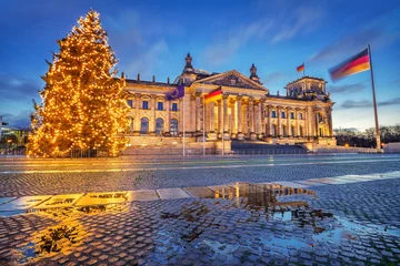 Poster Reichstag kerstboom & 39 s nachts, Berlijn, Duitsland © sborisov