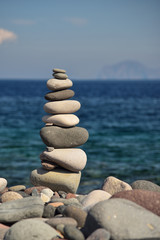 Fototapeta premium Gestapelte Steine am Meer 
