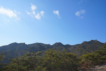 Fototapeta premium 푸른 하늘과 산