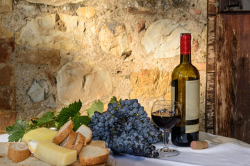 Guter Wein und ein guter Käse Qualitätsmerkmal italienischer Winzer