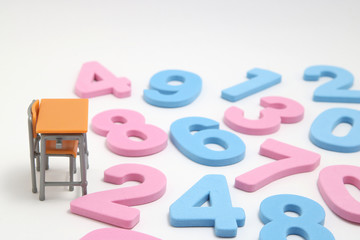 数字と学習机のミニチュア　算数、数学の教育イメージ