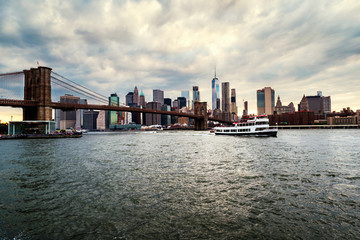 Fototapeta premium Widok na most Manhattan i Manhattan w Nowym Jorku o zachodzie słońca