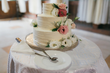 Beautiful wedding cake decorated with flowers.