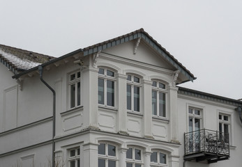 Fenster eines Hauses mit weißer Fassade