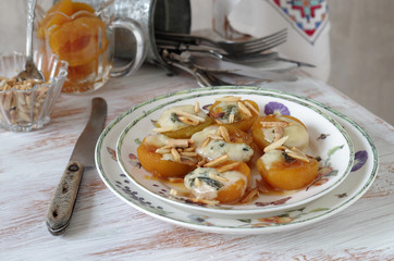 warme gratinierte Aprikosen mit Gorgonzola, Mandelstiften und Honig