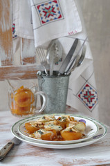 warme gratinierte Aprikosen mit Gorgonzola, Mandelstiften und Honig
