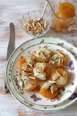 warme gratinierte Aprikosen mit Gorgonzola, Mandelstiften und Honig