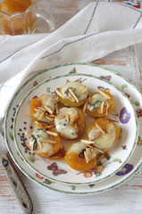 warme gratinierte Aprikosen mit Gorgonzola, Mandelstiften und Honig