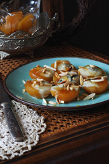 warme gratinierte Aprikosen mit Gorgonzola, Mandelstiften und Honig