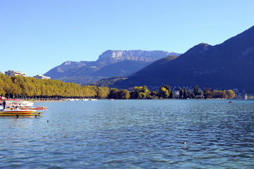 Fototapeta na wymiar Lake of Annecy and mountain, in france