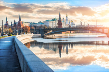 Раннее солнечное утро у Московского Кремля  и Москва-река early sunny  morning at the Moscow Kremlin  and Moscow-river