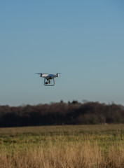 Fototapeta na wymiar Drohne fliegt über Felder und in der Landschaft