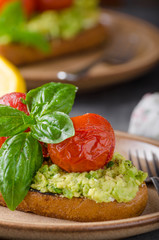 Avocado spread bread with baked tomato