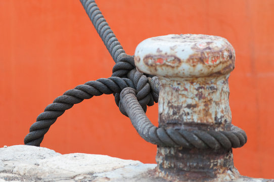 boat rope tied in pylon